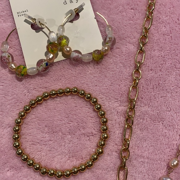 NWT. Beautiful. 3 piece set. Necklace . Bracelet, earrings. - Picture 4 of 6